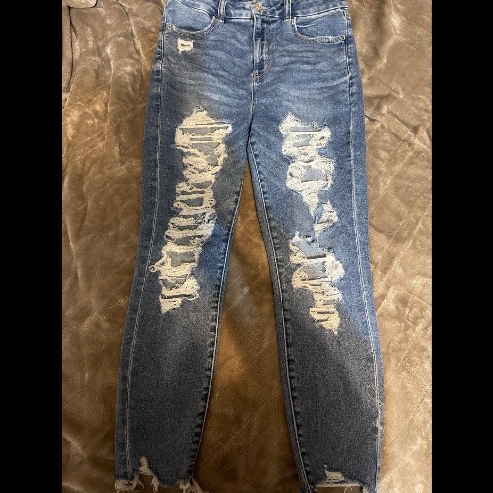 American Eagle Highwaisted Distressed Jeans